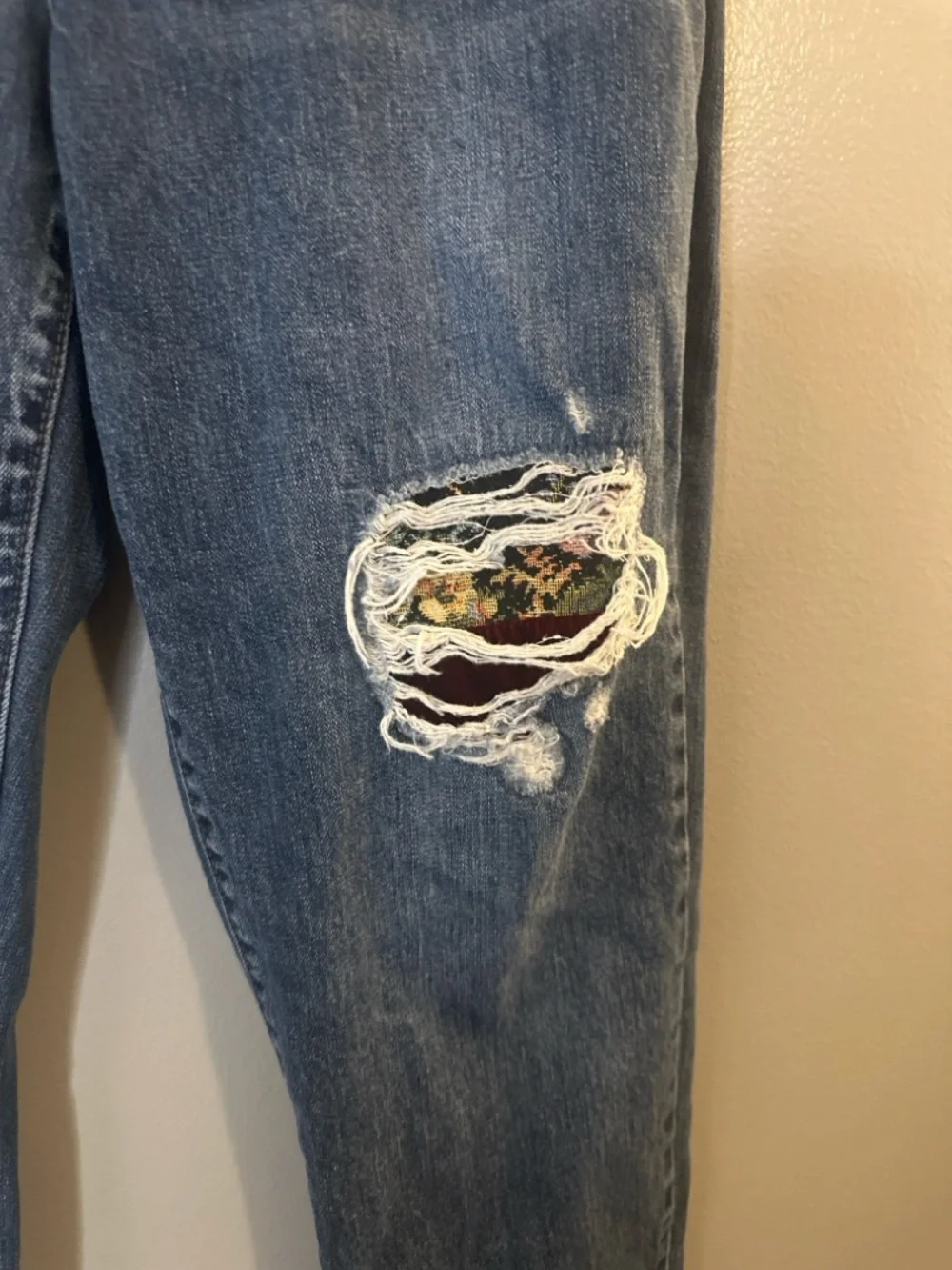 EST. 1946 Denim Hi-Rise Distressed Patch Jeans Size 8 Boho Trendy - Picture 4 of 8